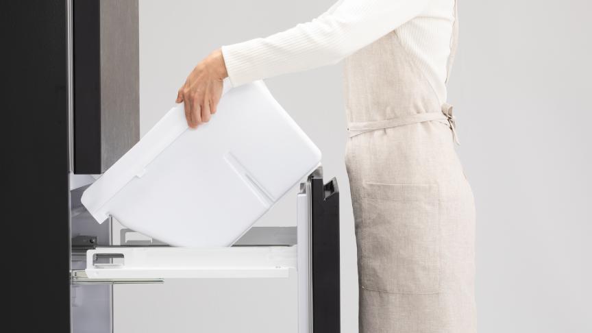 画像：ケースを取り出すイメージ