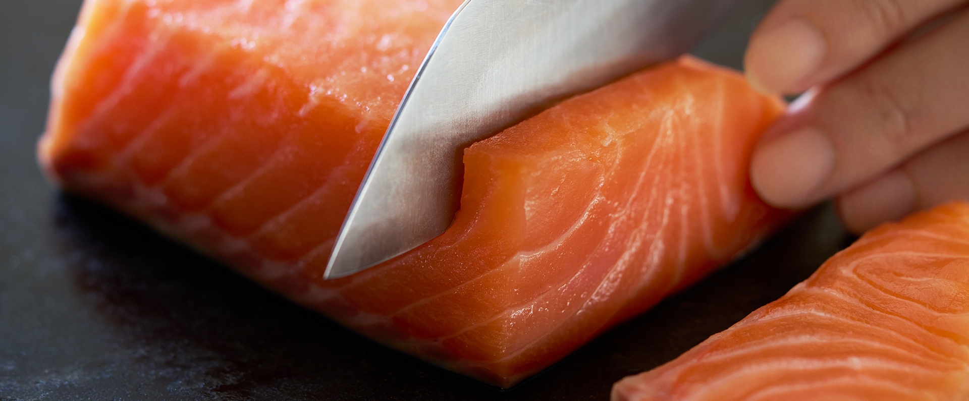 微凍結で保存したサーモンをサクッと切っているイメージ