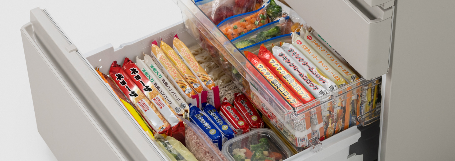 冷凍室を全開まで引き出しているイメージ