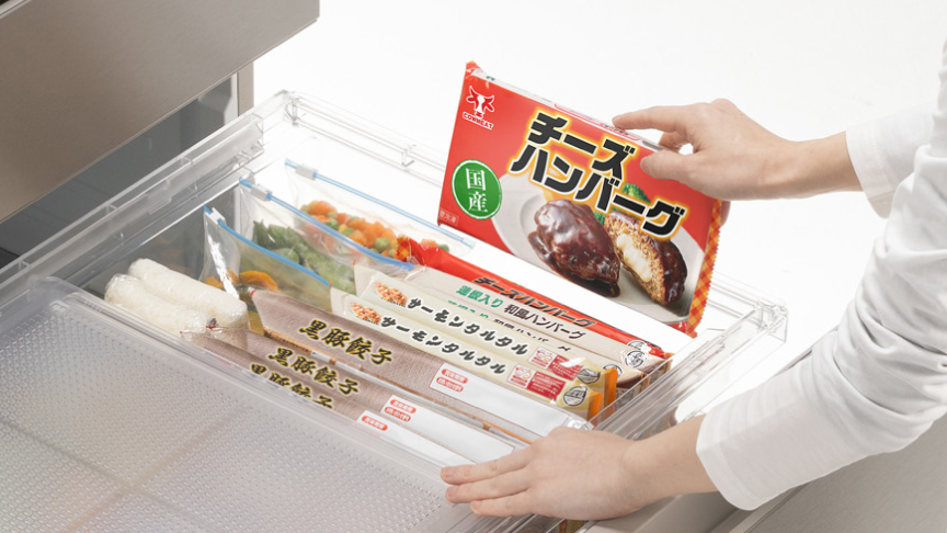 画像：冷凍室から食材を取り出すイメージ
