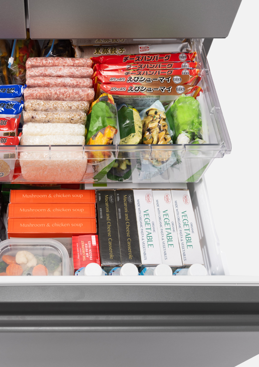 冷凍室の上段と下段に食品をたくさん収納しているイメージ