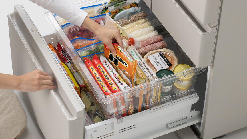 画像：冷凍室を引き出して食品を取り出すイメージ