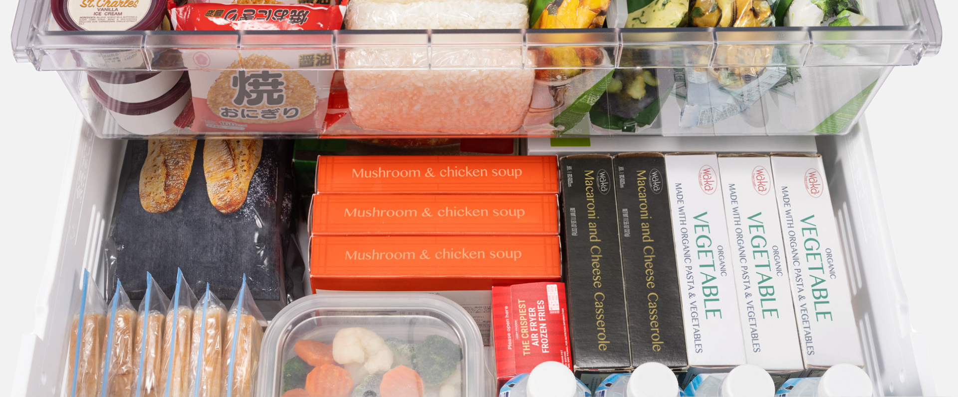 冷凍室の上段と下段に食品をたくさん収納しているイメージ