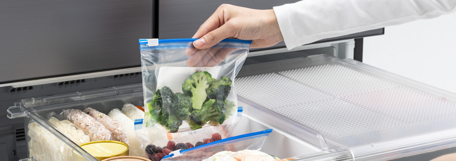 画像：冷凍庫からカットした野菜を袋ごと取り出すイメージ
