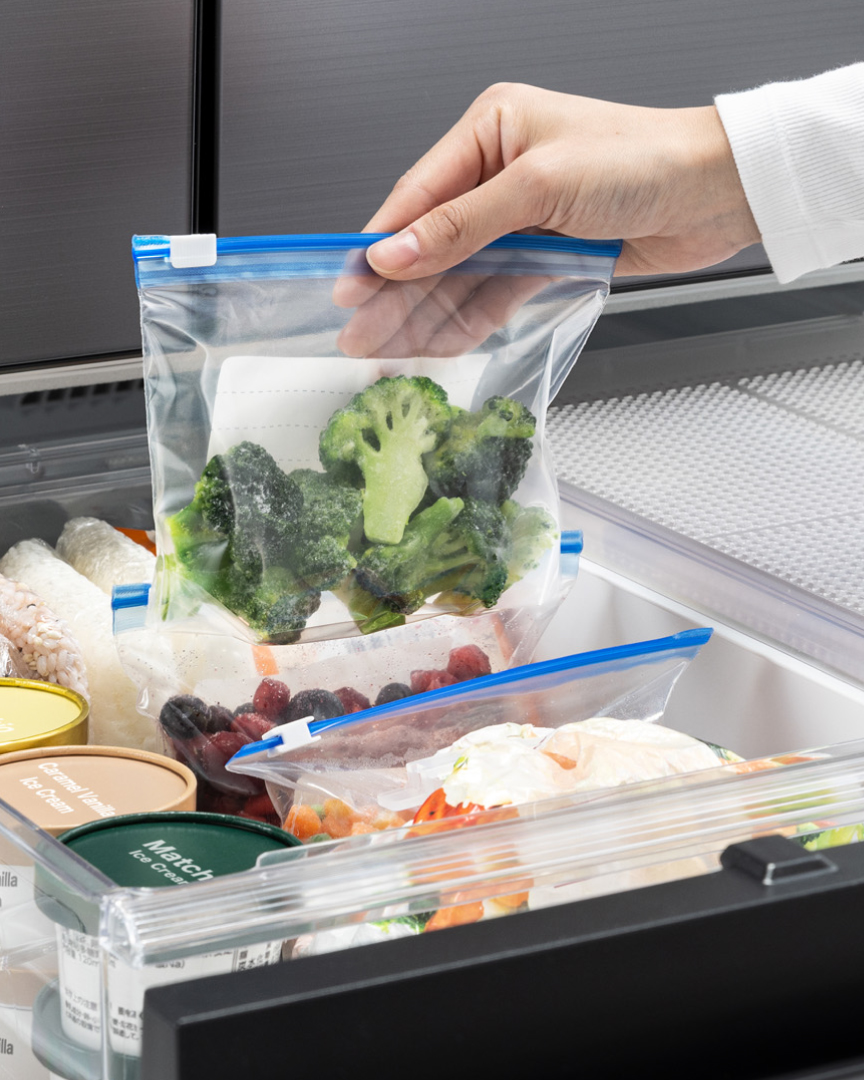 画像：冷凍庫からカットした野菜を袋ごと取り出すイメージ