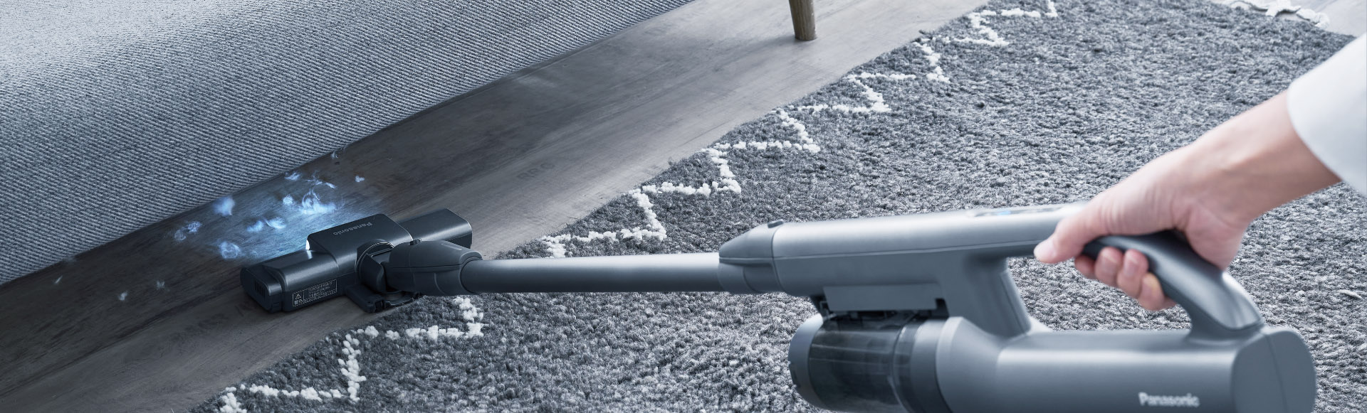 LEDライト搭載で 見えにくい場所のゴミを収集しているイメージ