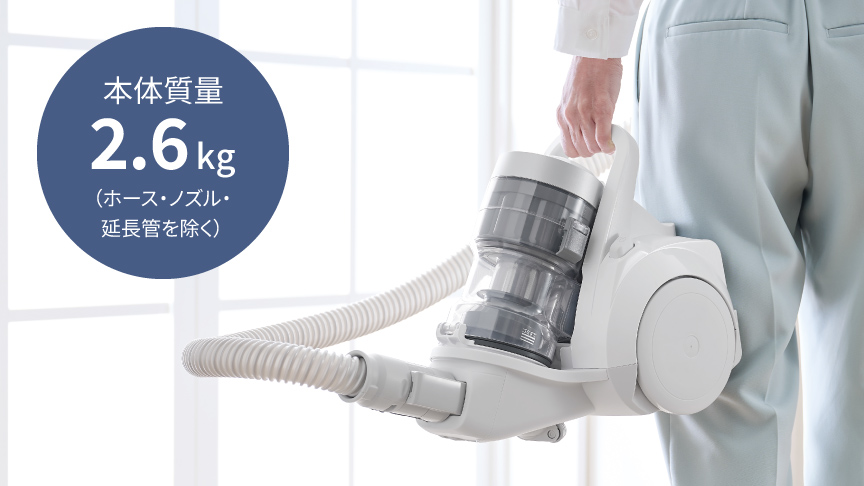 本体を片手で持っている写真：本体質量2.6kg（電源コード含む）