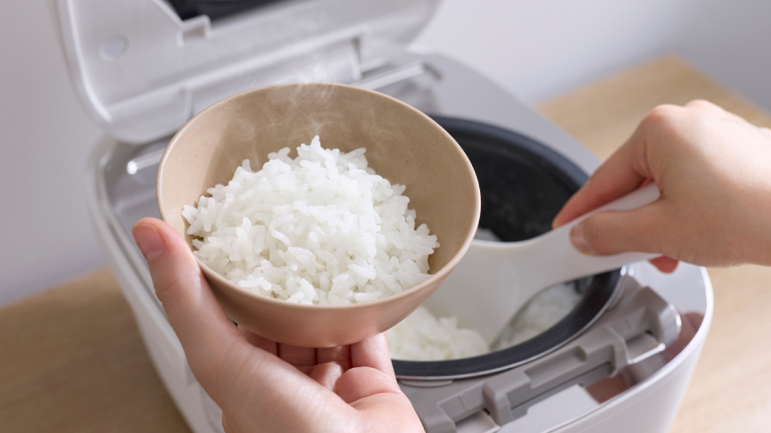 画像：お茶碗にごはんを盛る様子