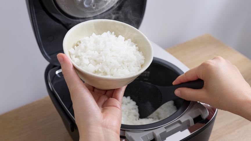 画像：お茶碗にごはんを盛る様子
