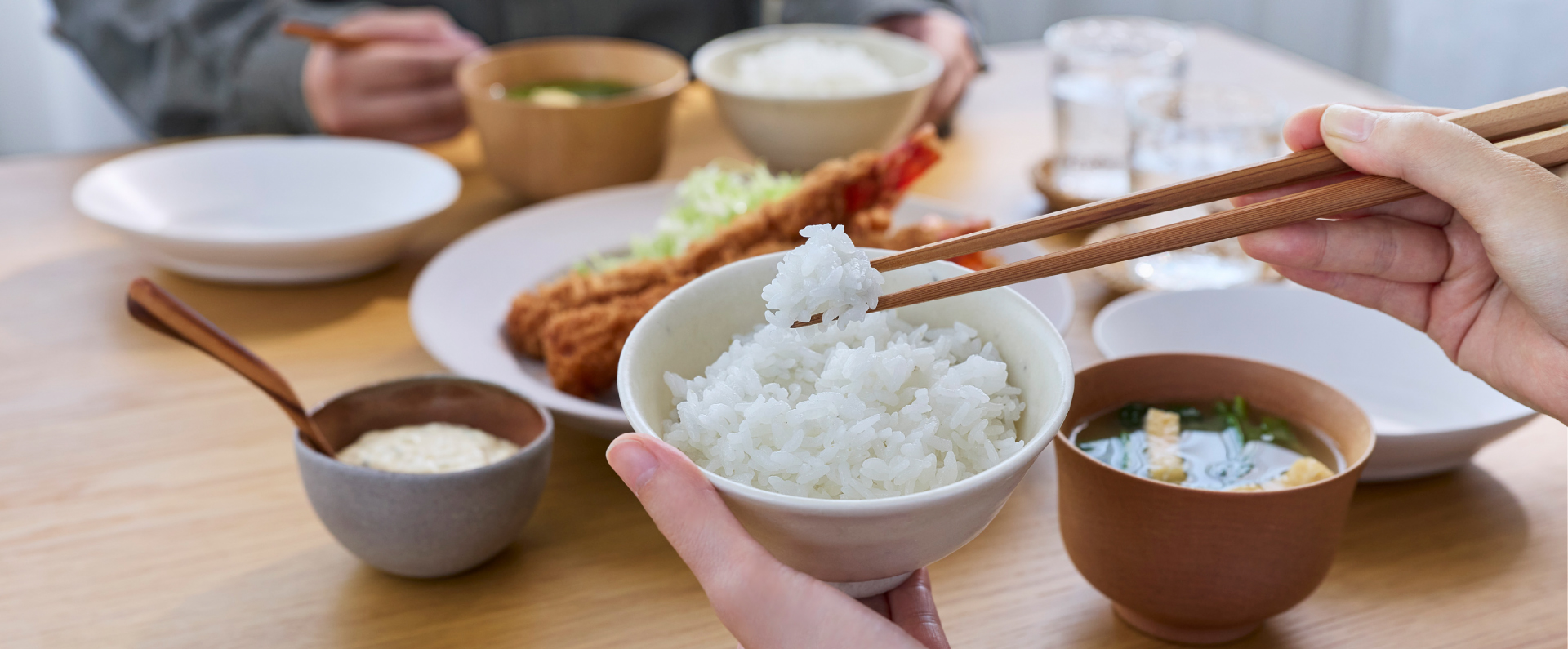 画像：食卓を2人で囲んでいるイメージ