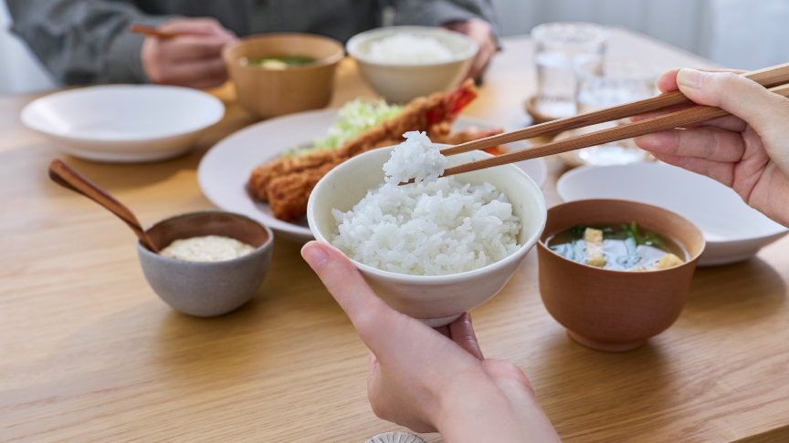 画像：食卓を2人で囲んでいるイメージ
