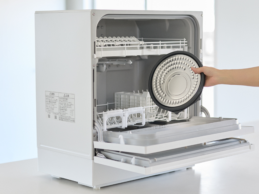 食洗機に加熱板を入れている様子