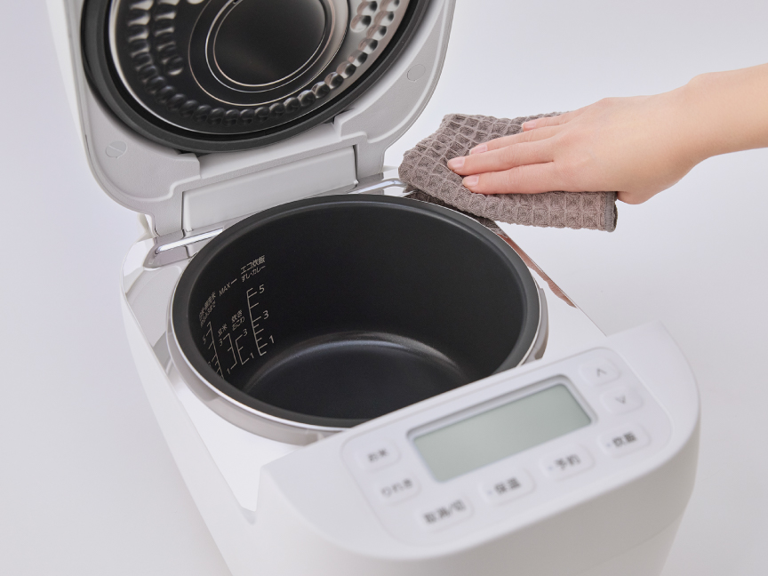 炊飯器をお手入れしている様子