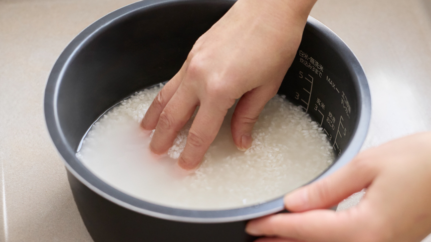 画像：内釜の中で洗米するイメージ