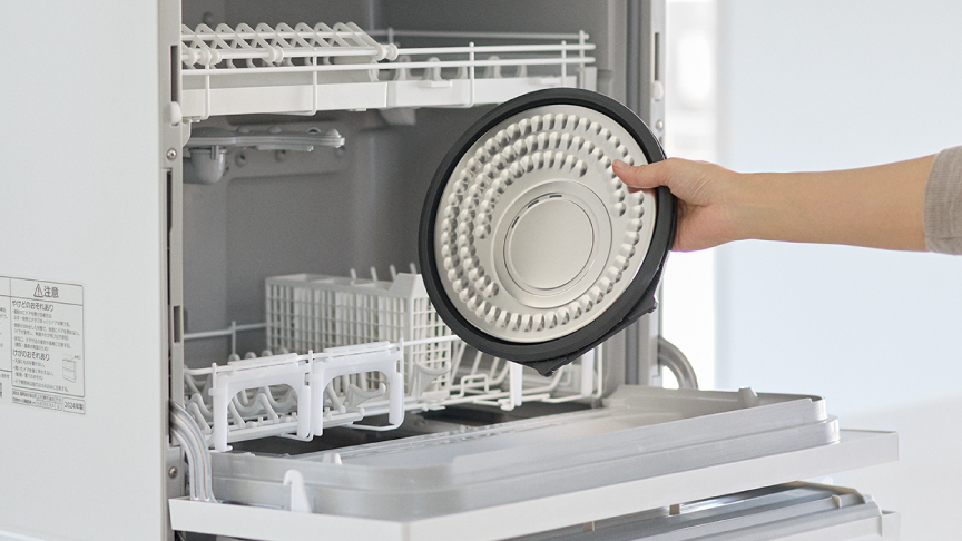 画像：食洗機に加熱板を入れているイメージ