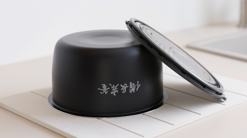 画像：洗った加熱板と内釜のイメージ