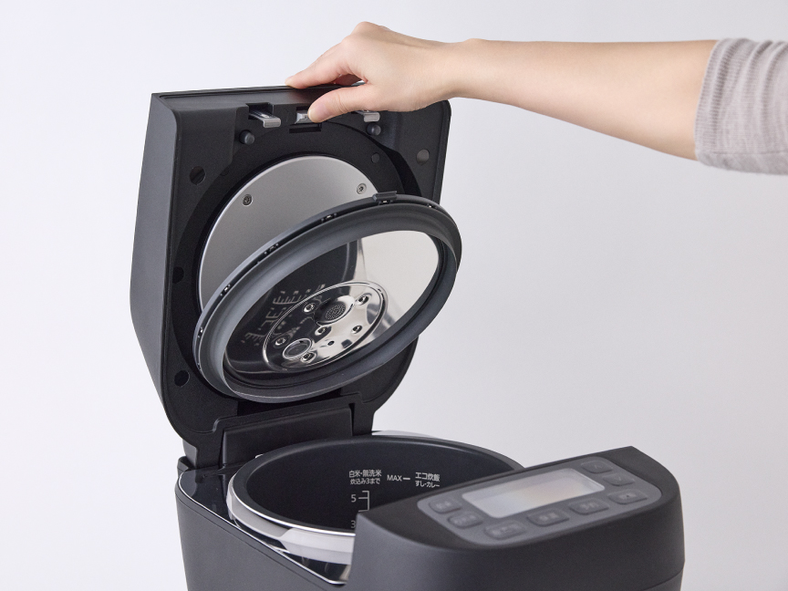 片手で簡単に取り外せるワンタッチふた加熱板