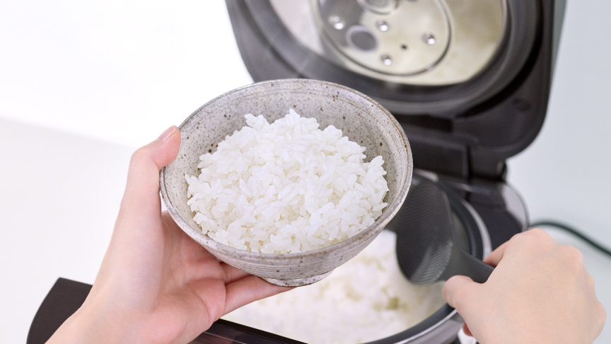 画像：お茶碗に盛ったごはん