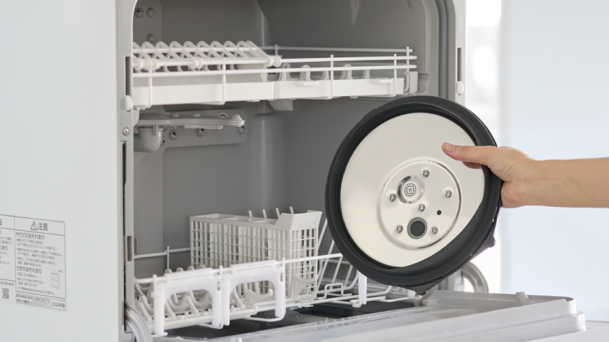 画像：食洗機に加熱板を入れているイメージ