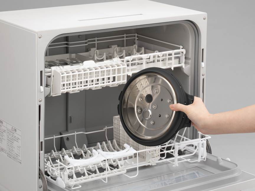 食洗機に加熱板を入れている様子
