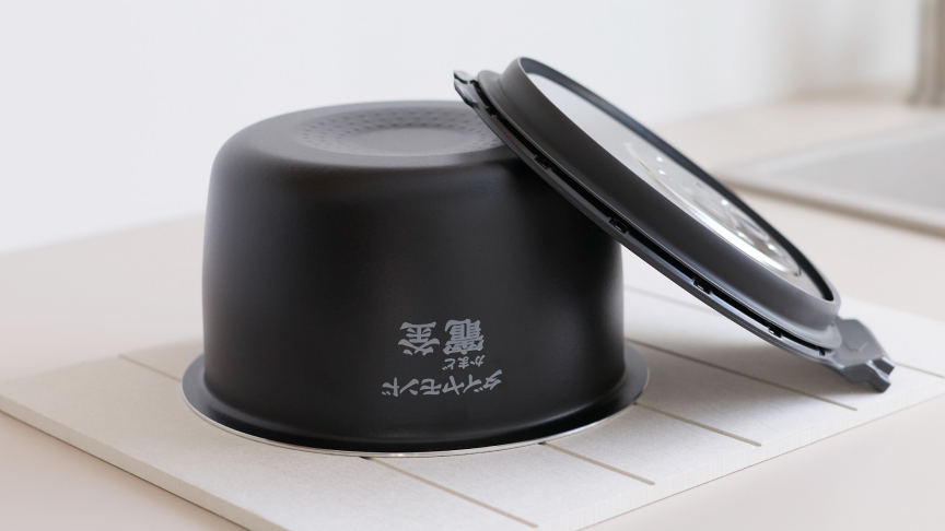 画像：洗った加熱板と内釜のイメージ