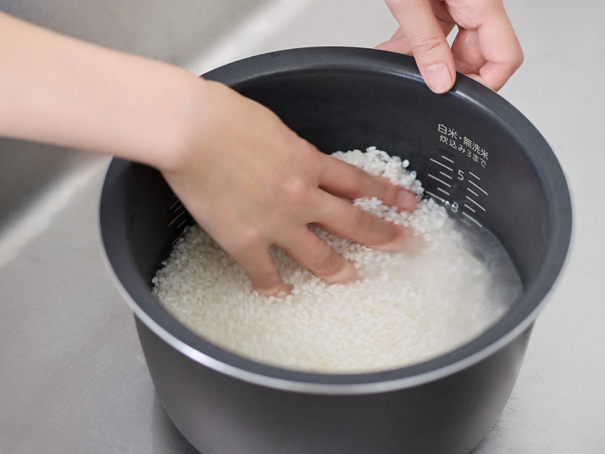 お米を研ぐ様子