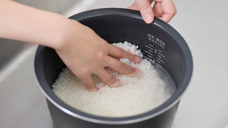 画像：内釜で洗米するイメージ