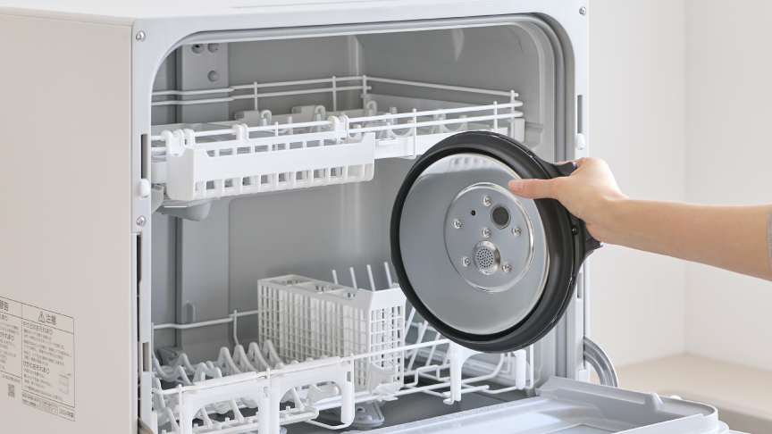 画像：食洗機に加熱板を入れているイメージ