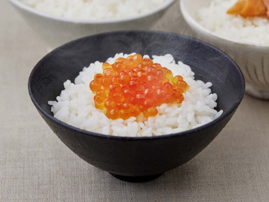 いくらがのったごはんの画像です。クリックすると特長詳細ページにリンクします。