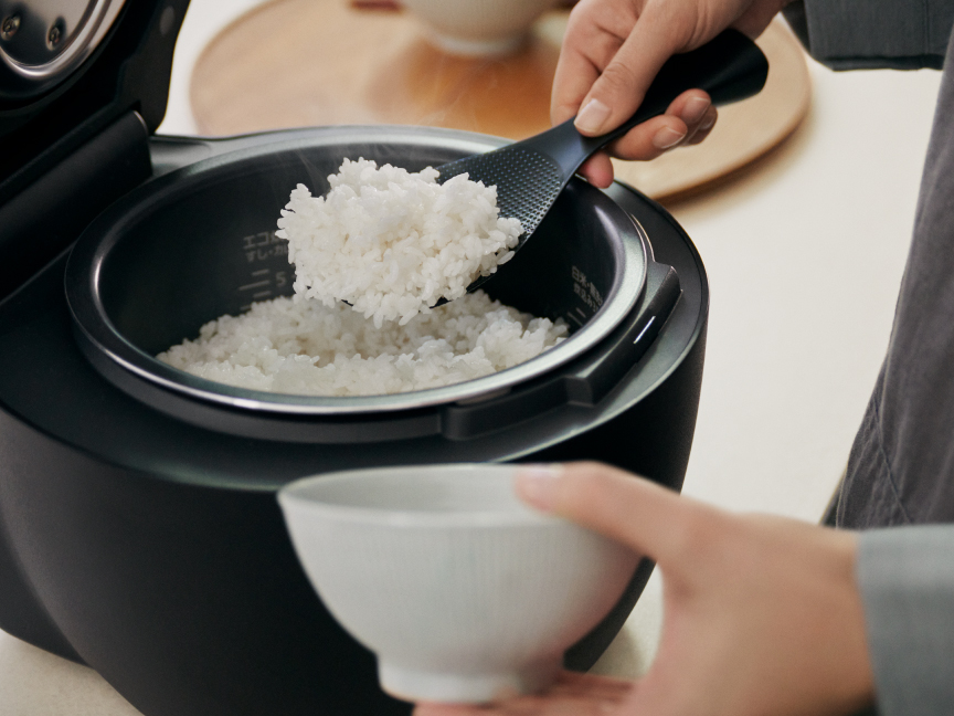 ごはんを茶碗によそっている画像です。クリックすると特長詳細ページにリンクします。