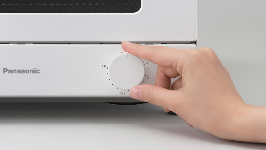 写真：タイマーダイヤルを回すようす