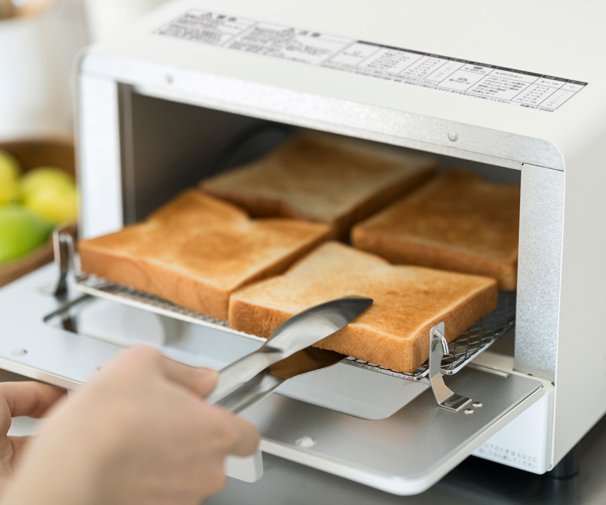 写真：食パン4枚が並べられたトースター