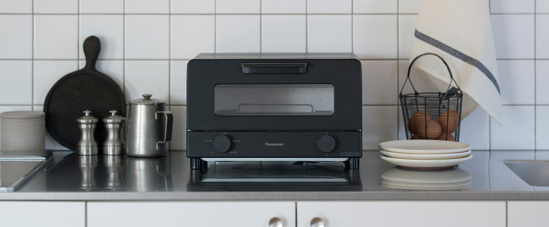 写真：キッチンに置かれた黒いトースター