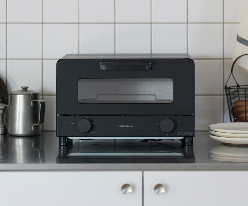 写真：キッチンに置かれた黒いトースター