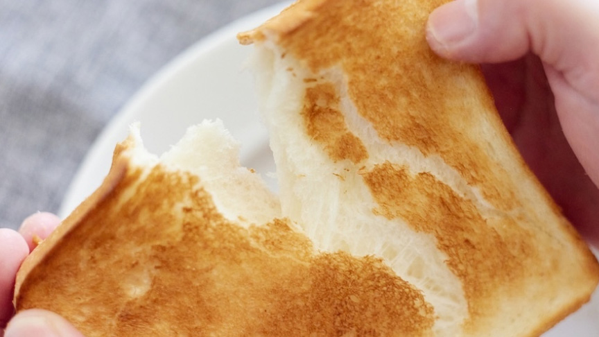 写真：焼き上げた食パンを手で割くようす