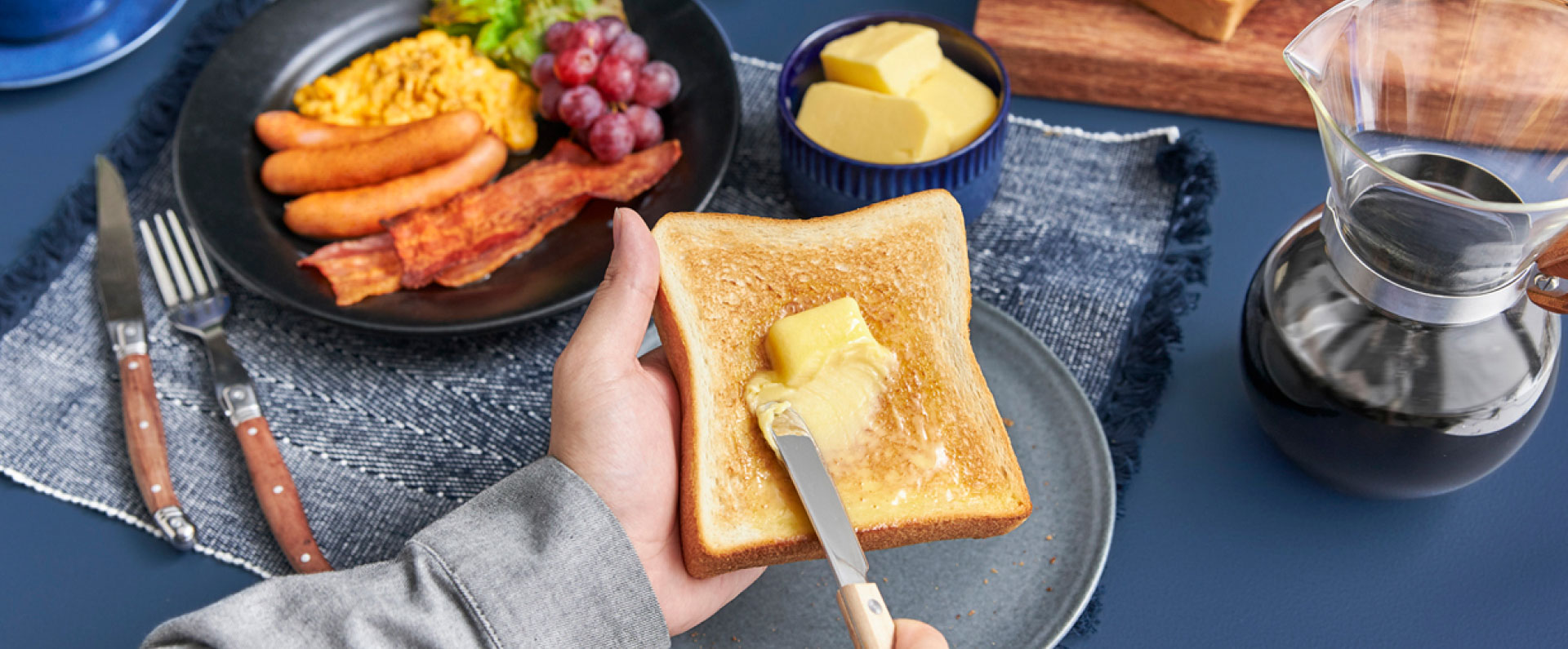 写真：食卓とトースト