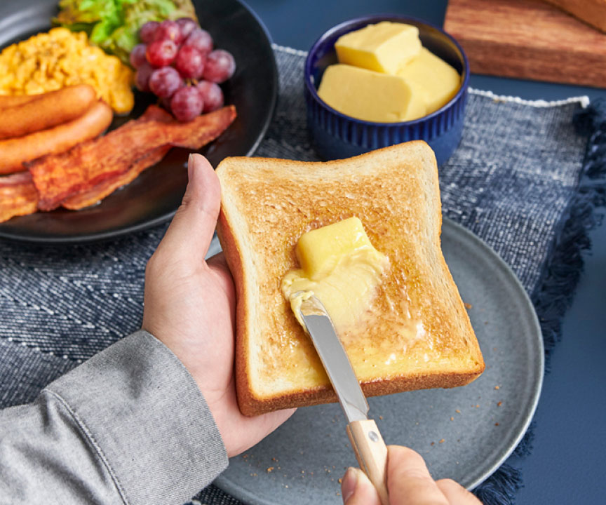 写真：食卓とトースト