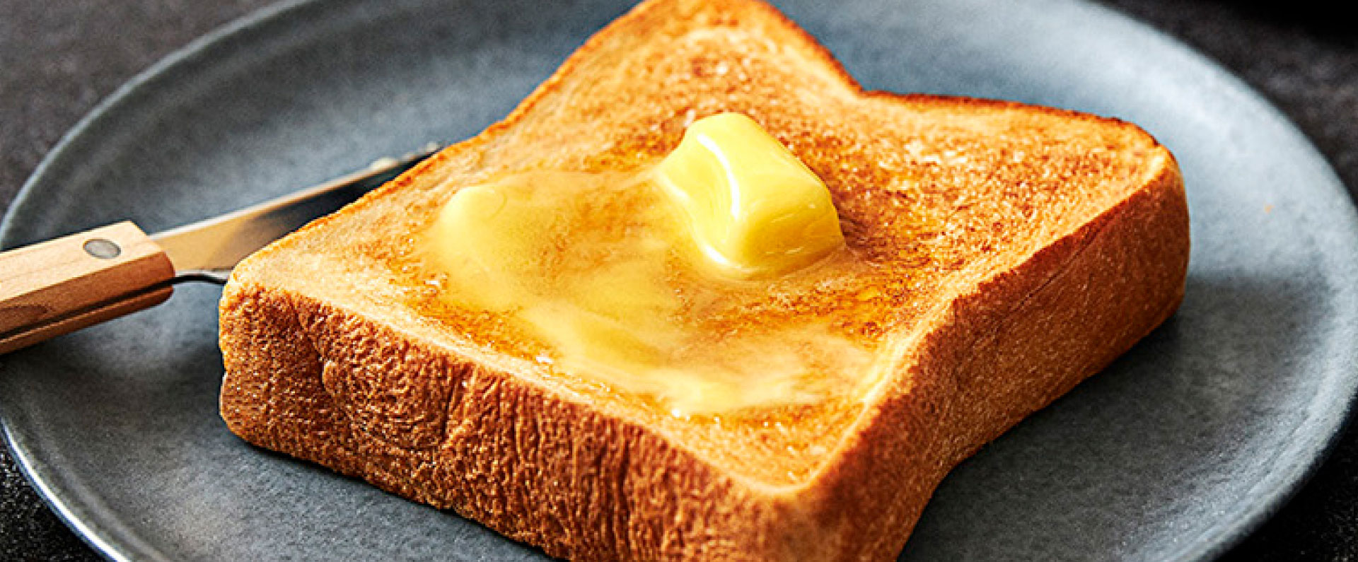 写真：バターが載ったトースト