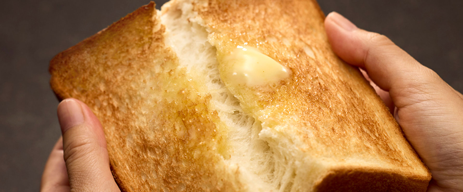 写真：バターが載ったトースト