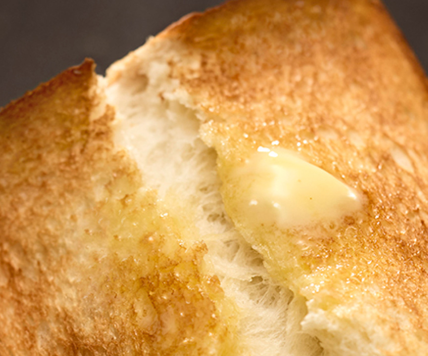 写真：バターが載ったトースト