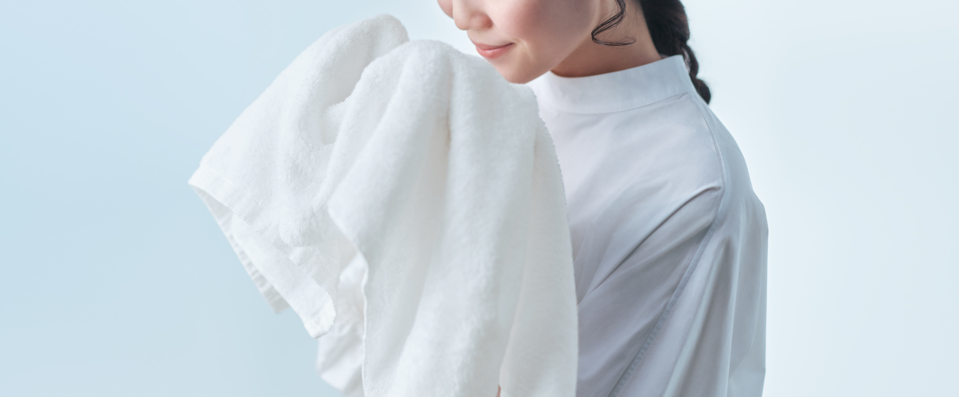 タオルのにおいをかいでいる様子