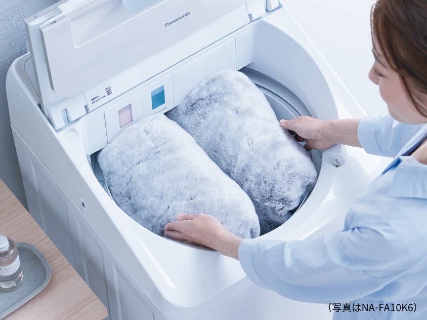 毛布を入れている様子　（写真はNA-FA10V6）