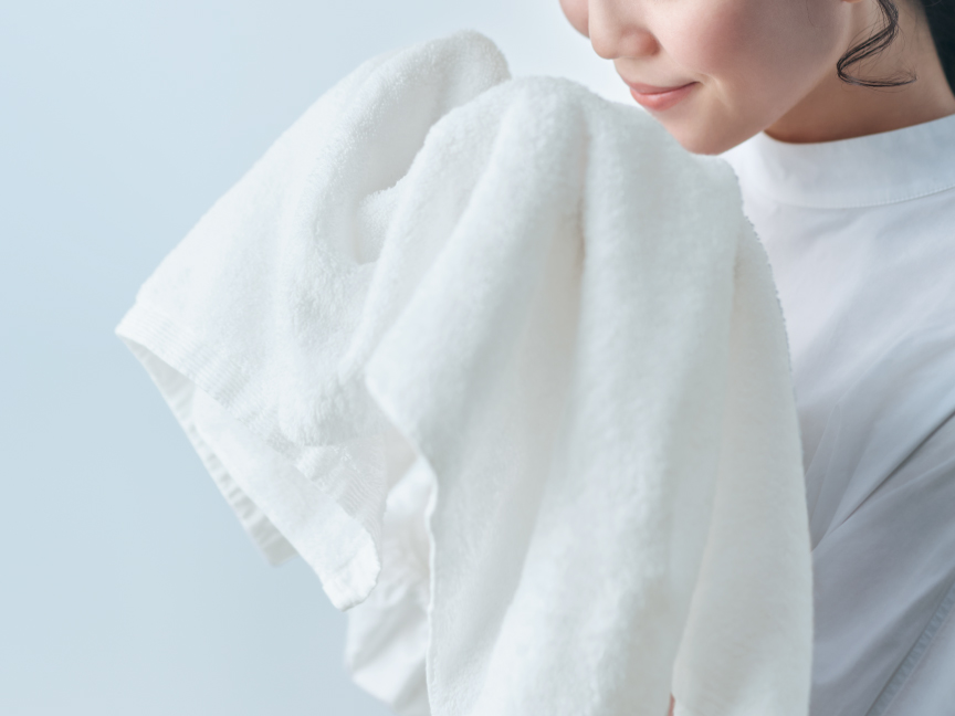 タオルのニオイを嗅いでいる女性