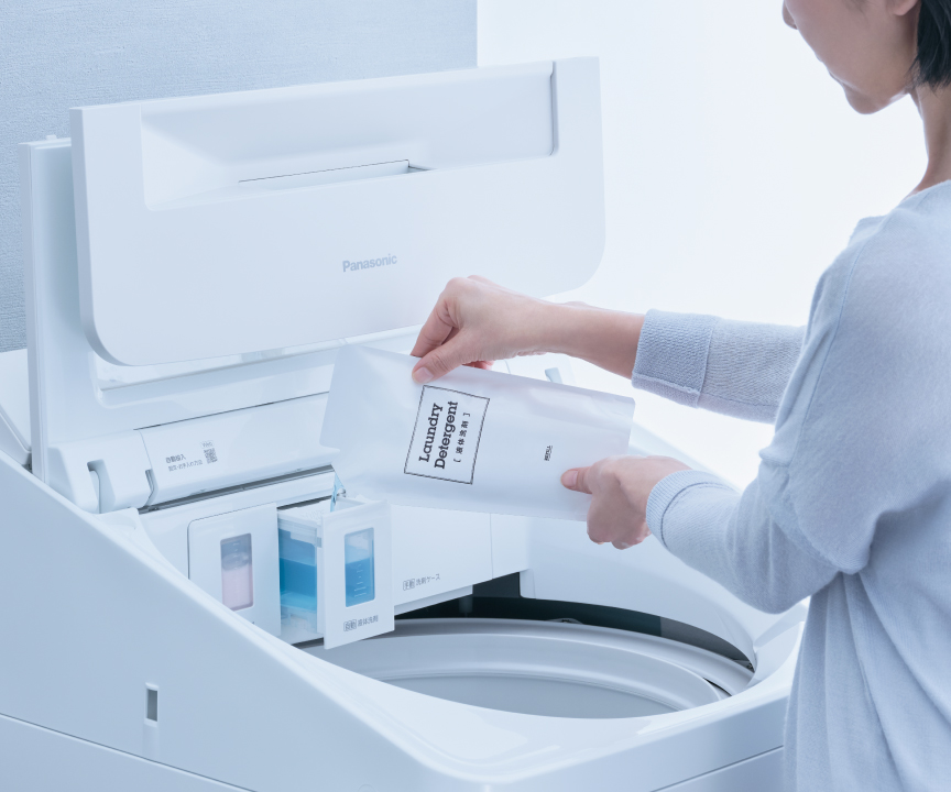 タンクに液体洗剤を注いでいるイメージ