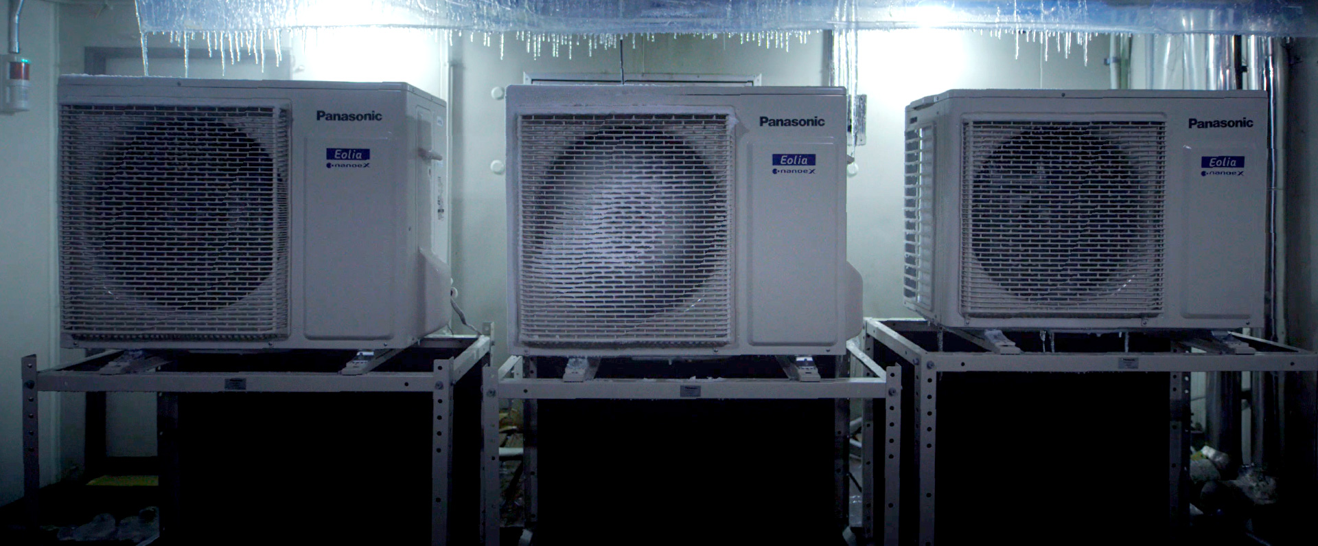 極寒の部屋で実験中の室外機の画像です