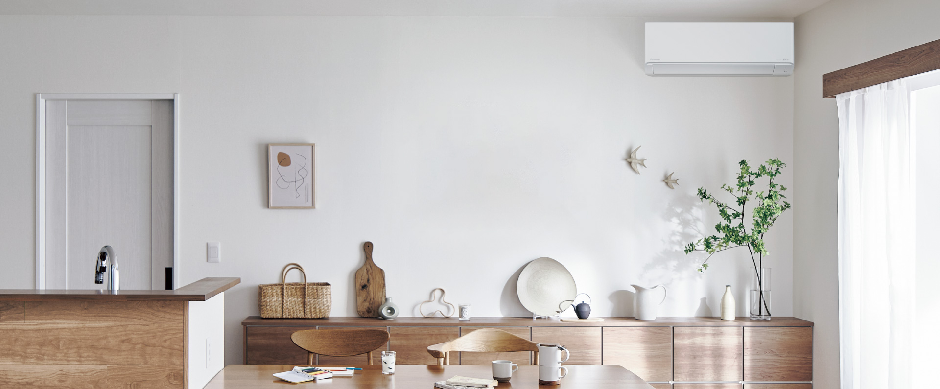 エアコンが部屋に馴染んでいる画像です