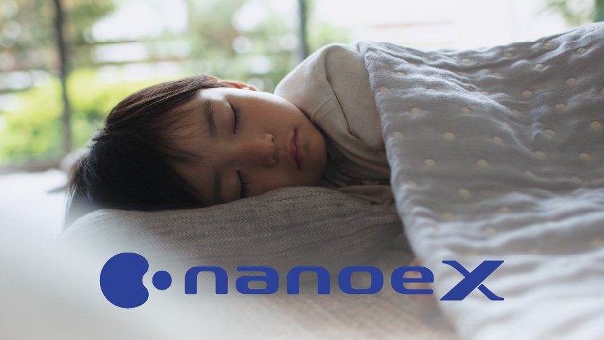 子どもが眠っている画像です