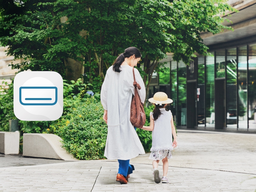 エオリア アプリのアイコンと、お出かけしている親子の画像です