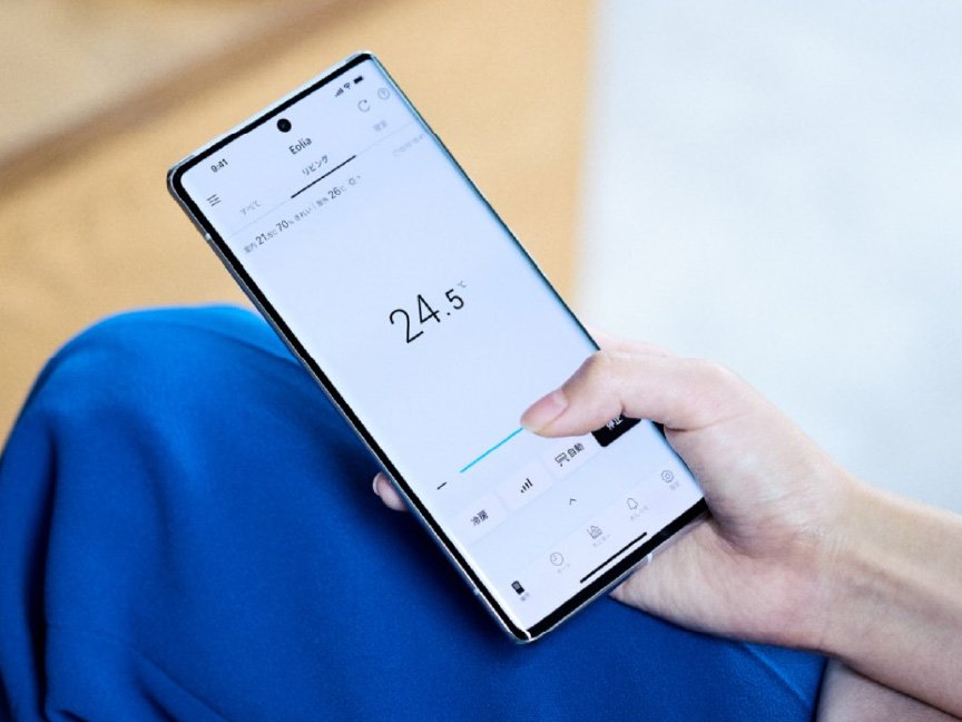 手に持ったスマートフォンにアプリの画面が表示されている画像です