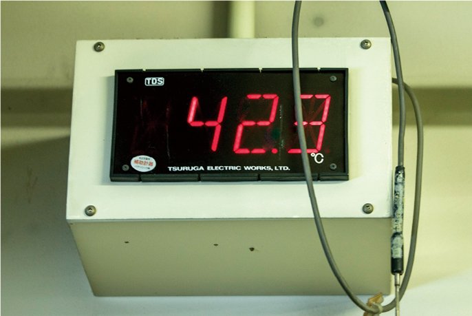 試験室内の温度計の写真です。